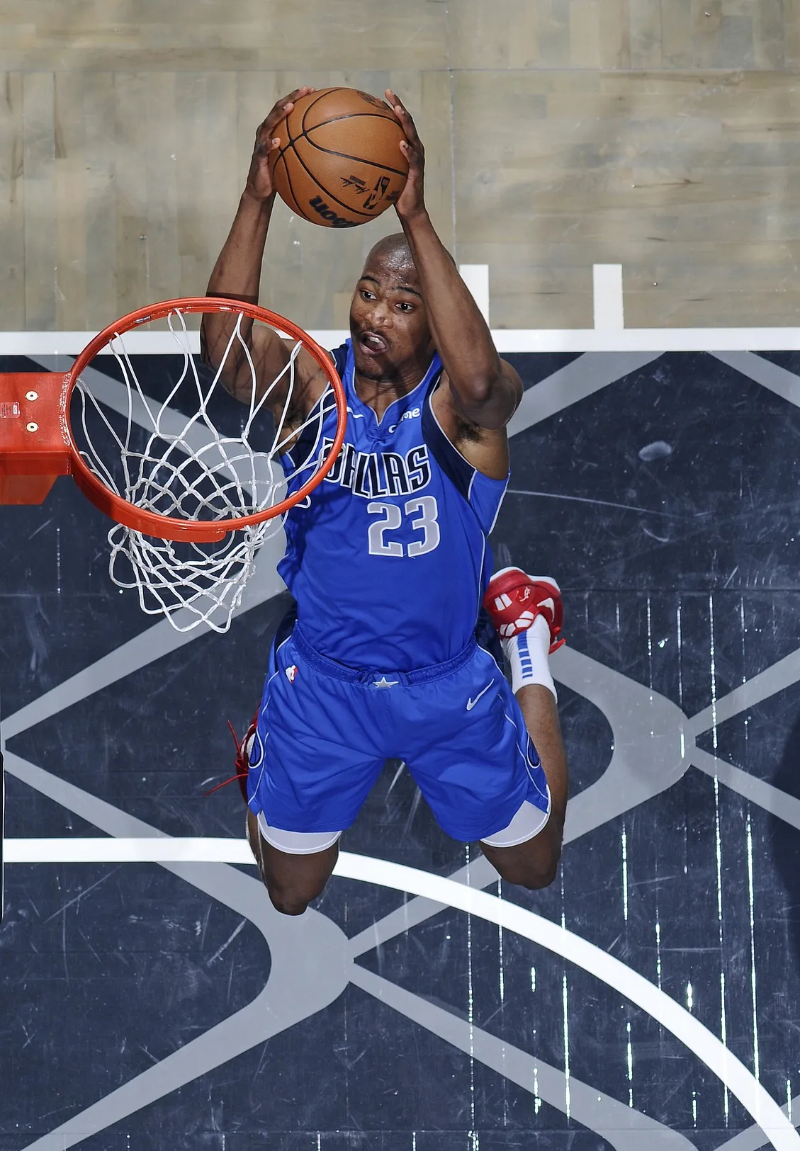 包含阿扎伦卡迎来三赛季高光表现，独行侠球迷沸腾！的词条